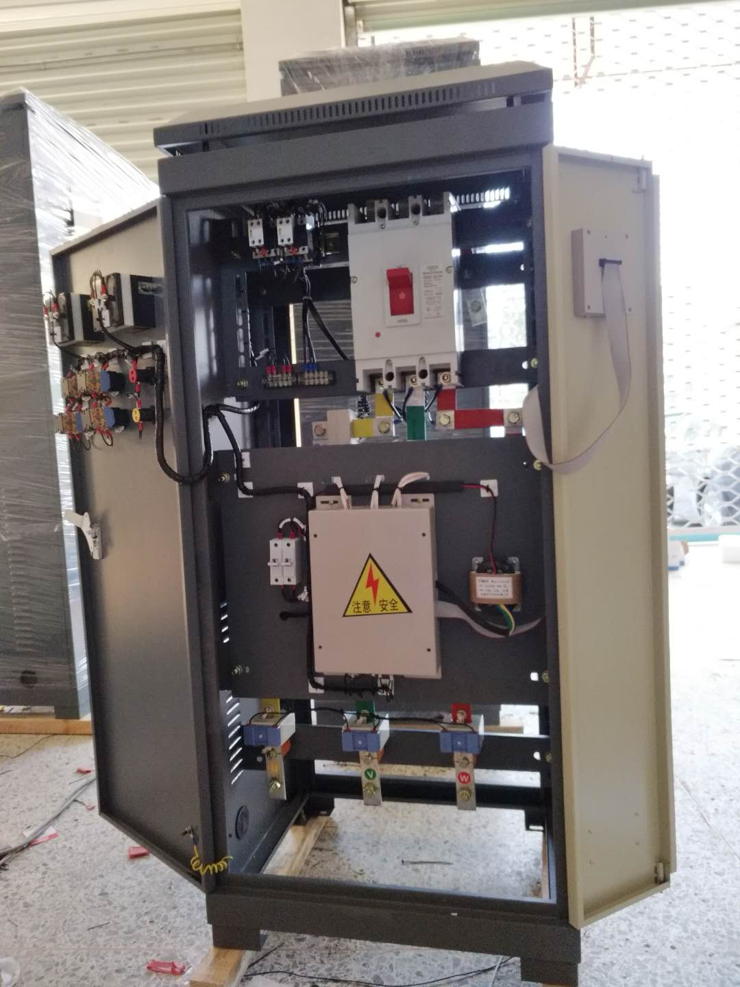 綿陽供應(yīng)90kW軟啟動(dòng)柜,小型斷路器型號